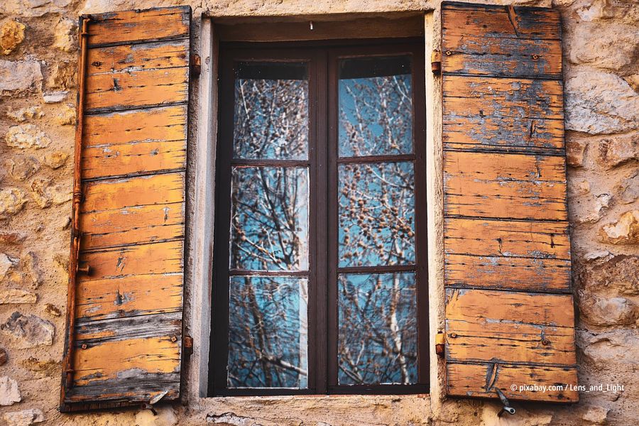 Fenster mit Holzläden