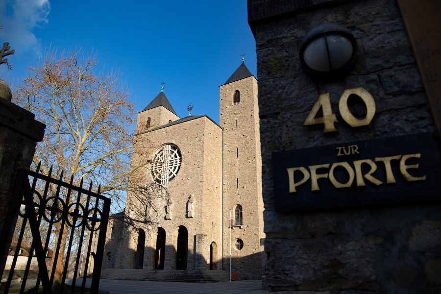 Blick durch das Eingangstor auf die Abteikirche